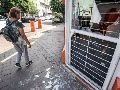 ante las manifestaciones muchos comercios han tenido que cambiar ventanales por cortinas o reforzarlos con cortinas o taparlos con tablas de madera para evitar destrozos. EL INFORMADOR / ARCHIVO