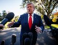 "Estamos negociando con Rusia para poner fin a la guerra en Ucrania", explicó Trump bastante animado. EFE/S. Corum
