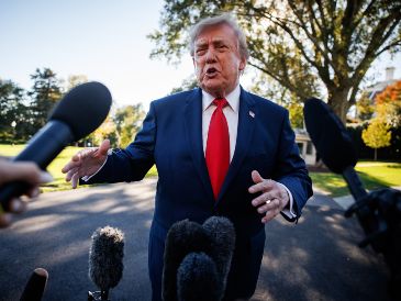 "Estamos negociando con Rusia para poner fin a la guerra en Ucrania", explicó Trump bastante animado. EFE/S. Corum