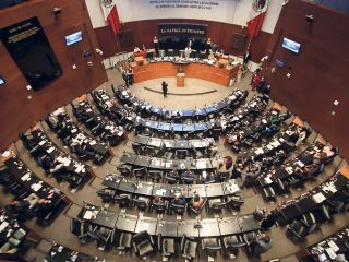 En reunión extraordinaria, ambas comisiones del Senado avalaron por mayoría aumentos a diversos servicios migratorios, financieros y de telecomunicaciones. SUN/ARCHIVO