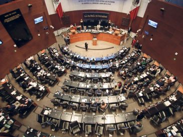 En reunión extraordinaria, ambas comisiones del Senado avalaron por mayoría aumentos a diversos servicios migratorios, financieros y de telecomunicaciones. SUN/ARCHIVO