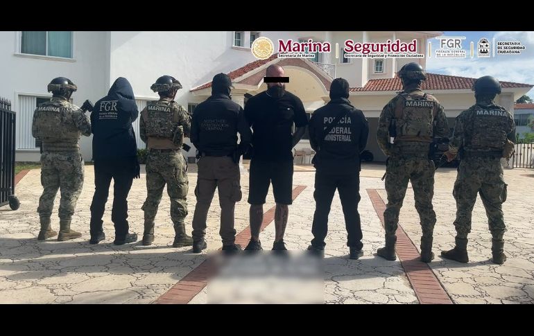 Además de la detención y el decomiso de droga, autoridades aseguraron dos armas largas, un arma corta, dos vehículos de lujo y un teléfono celular. X/GabSeguridadMX