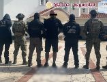 Además de la detención y el decomiso de droga, autoridades aseguraron dos armas largas, un arma corta, dos vehículos de lujo y un teléfono celular. X/GabSeguridadMX