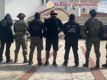 Además de la detención y el decomiso de droga, autoridades aseguraron dos armas largas, un arma corta, dos vehículos de lujo y un teléfono celular. X/GabSeguridadMX