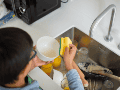 Los expertos recomiendan lavarlos adecuadamente con agua tibia y evitar el agua hirviendo o el calor extremo, previniendo así la degradación del material y la posterior ingesta de partículas nocivas. CANVA