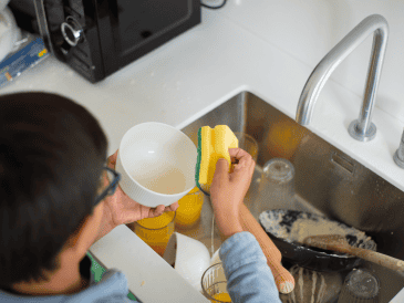Los expertos recomiendan lavarlos adecuadamente con agua tibia y evitar el agua hirviendo o el calor extremo, previniendo así la degradación del material y la posterior ingesta de partículas nocivas. CANVA