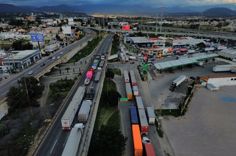  Los manifestantes permitieron el paso de vehículos por lapsos de 10 minutos. EFE / F. GUTIERREZ