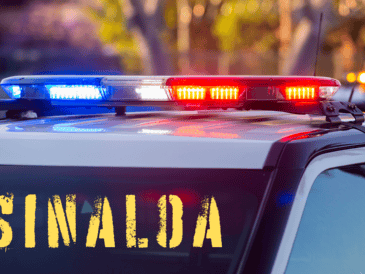 El conductor de la unidad, que resultó herido con esquirlas, logró llegar hasta un retén militar donde solicitó auxilio y fue llevado a un hospital. ESPECIAL / CANVA
