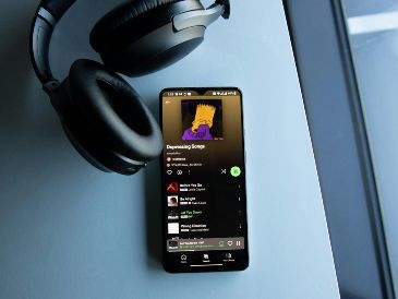 La plataforma de audio anunció que de no realizar la verificación por QR los miembros del plan podrían perder ciertos beneficios y enfrentar restricciones. UNSPLASH