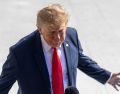 El presidente Donald Trump habla con los periodistas frente a la Casa Blanca, en Washington D. C. EFE/EPA/T. Cross