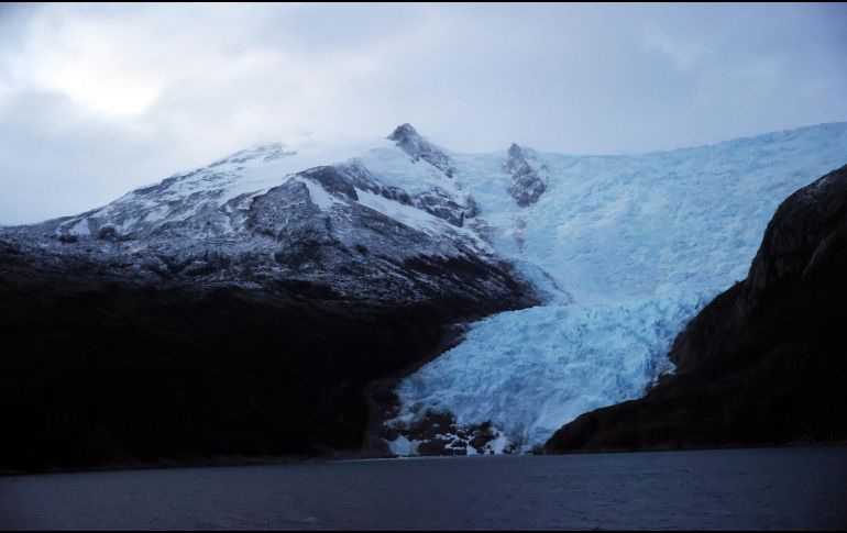 Este fenómeno ocurre porque los lagos provocan la fractura del hielo y aceleran su derretimiento subacuático. EFE / E. González