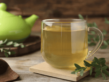 El té de eucalipto es una bebida natural rica en cineol que alivia síntomas respiratorios, reduce la inflamación y actúa como antioxidante. Conoce sus beneficios comprobados y cómo prepararlo correctamente en casa. CANVA