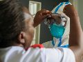 Una trabajadora de salud ayuda a un colega a ponerse el equipo de protección individual en una habitación de una unidad de aislamiento para pacientes con ébola en The Nairobi Hospital, Kenia. AP/A. Kasuku