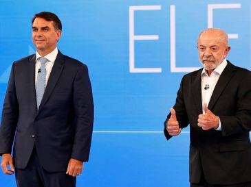 Tras la reacción de Lula, Flávio Bolsonaro pidió sus "disculpas, de verdad" haciendo un gesto de perdón con las manos. EFE / A. COELHO