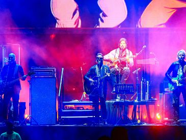 La noche terminó entre aplausos, con las melodías todavía presentes en la memoria de los asistentes y el reconocimiento a uno de los grandes arquitectos sonoros del rock. EL INFORMADOR / J. ACOSTA