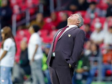 El entrenador de Atlante Miguel Herrera reacciona durante el juego que su equipo perdió 1-0. EFE/I. Esquivel