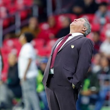 El entrenador de Atlante Miguel Herrera reacciona durante el juego que su equipo perdió 1-0. EFE/I. Esquivel