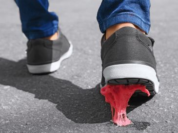 La medida propone que las empresas de chicles etiqueten durante dos años sus productos indicando que contienen microplásticos, y si al tercer año los continúan incluyendo en sus fórmulas, los tendrán que retirar. ESPECIAL / CANVA