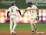 Brewers remontaron una desventaja de cuatro carreras para vencer 5-4 a los Rays y ampliar su ventaja en la Serie Mundial. AFP.