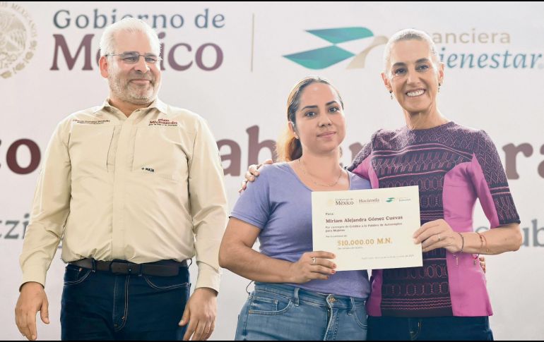 El gobernador de Michoacán, Alfredo Ramírez Bedolla, acompañó a la Presidenta Claudia Sheinbaum en la entrega de créditos de Finabien. ESPECIAL