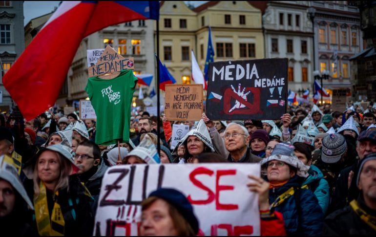 Manifestación en apoyo a los medios públicos (la televisión y radio checa), en la Plaza de la Ciudad Vieja de Praga, Chequia, el 25 de octubre de 2026. EFE/M. DIVISEK