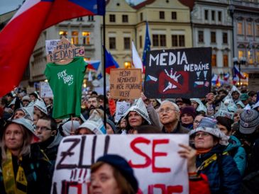 Manifestación en apoyo a los medios públicos (la televisión y radio checa), en la Plaza de la Ciudad Vieja de Praga, Chequia, el 25 de octubre de 2026. EFE/M. DIVISEK