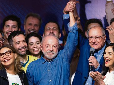 Geraldo Alckmin, vicepresidente de Brasil, levanta la mano de Lula da Silva para celebrar su triunfo electoral, que representa un respaldo a la izquierda frente al avance de la derecha en América Latina. AFP