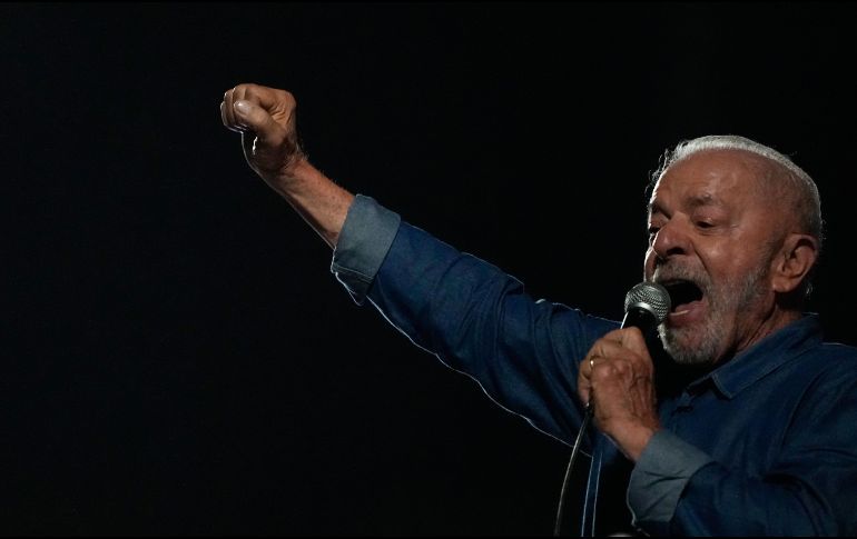 El presidente brasileño Luiz Inácio Lula da Silva habla ante partidarios tras su reelección, en Sao Paulo, Brasil, el 25 de octubre de 2026. AP/ N. Pisarenko