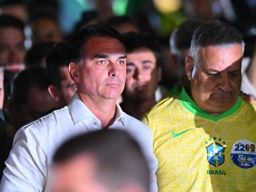 El excandidato presidencial Flavio Bolsonaro llega a hablar con periodistas este domingo, en el barrio Lago Sul, en Brasilia. EFE/A. Borges