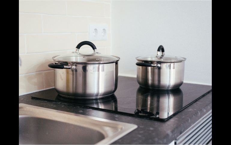 Frotar las ollas con papel aluminio y bicarbonato de sodio es un truco casero altamente efectivo para eliminar grasa y comida quemada. ESPECIAL/PEXELS