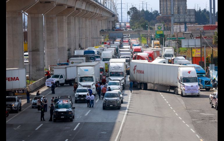 Transportistas bloquean una carretera durante una manifestación este lunes en Toluca. SUN/F. Gutiérrez