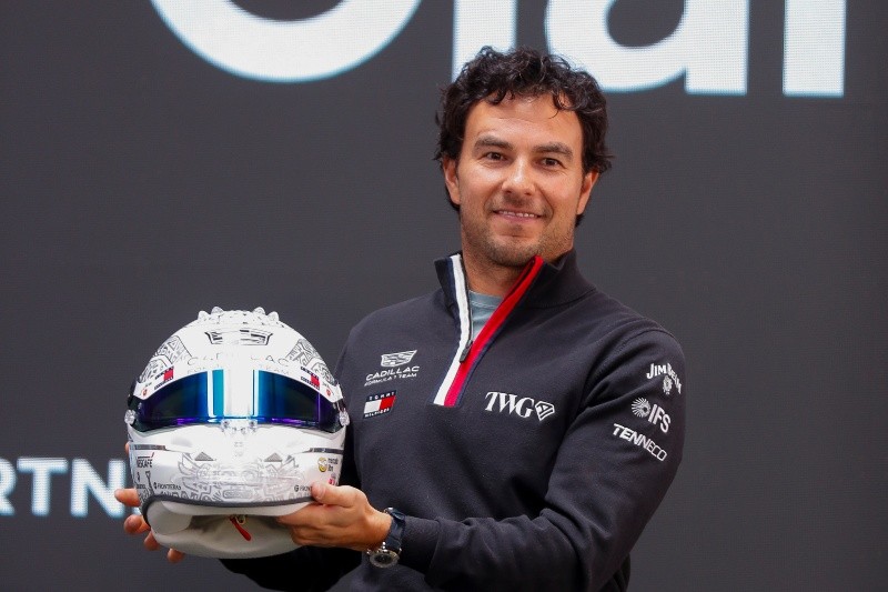 Sergio Pérez muestra el casco alusivo a sus 300 carreras en la F1. EFE / I. Esquivel