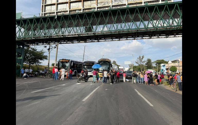Al menos una decena de personas bloqueó este martes tres carriles de la Carretera a Chapala con pancartas en mano, llantas, tierra y sillas. EL INFORMADOR