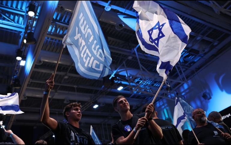Los sondeos a pie de urna dan como ganador de las elecciones al Likud de Netanyahu, pero a su bloque de partidos no le otorga la mayoría para gobernar. EFE/A. SAFADI