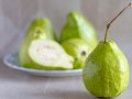 La guayaba puede comerse fresca, agregarse a una ensalada de frutas o combinarse con yogur natural. USPLASH