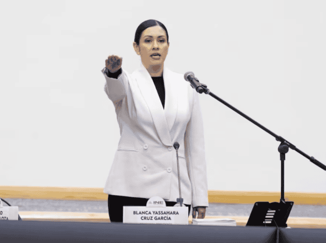 Blanca Cruz García rinde protesta como presidenta interina del INE y se sienta en la silla vacía que dejó Taddei en el Consejo General. SUN / Y. Osnaya