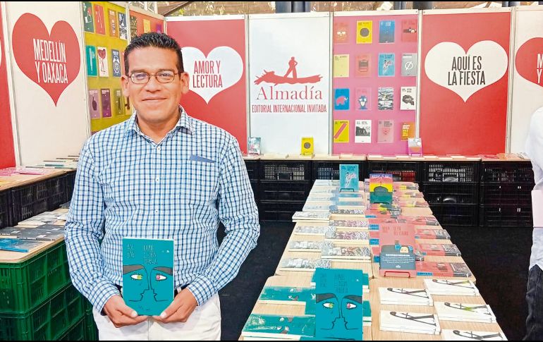 David Silva Rojas. El escritor posa con un ejemplar de su libro “Donde el agua trabaja”. ESPECIAL