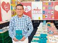 David Silva Rojas. El escritor posa con un ejemplar de su libro “Donde el agua trabaja”. ESPECIAL