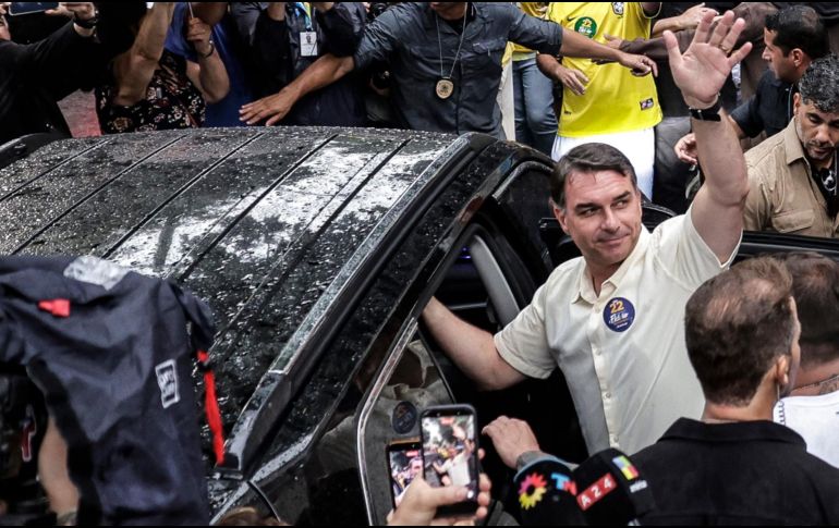 Fotografía de archivo del 25 de octubre de 2026 del excandidato a la presidencia Flavio Bolsonaro saludando a sus seguidores en Río de Janeiro. EFE/ A. Lacerda