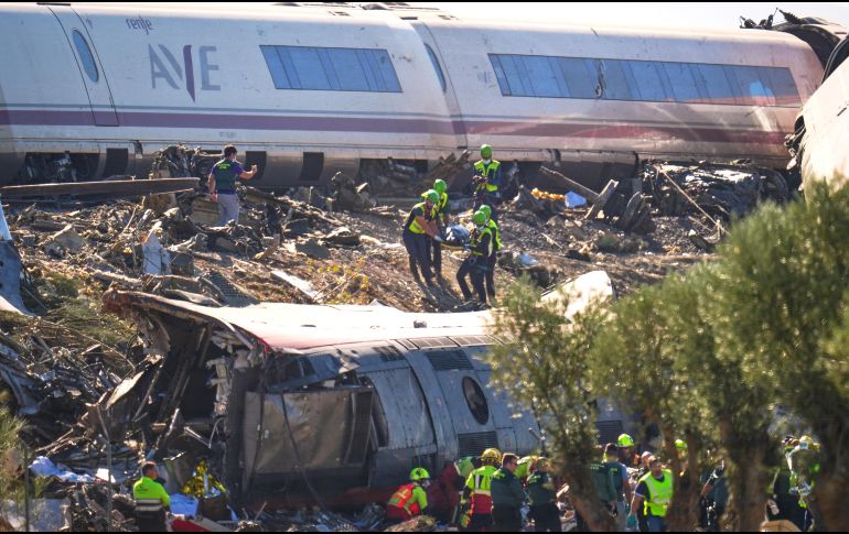 Rescatistas atienden a las víctimas de un choque entre dos trenes cerca de Urda, en el centro de España, el 28 de octubre de 2026. AP/M. Fernández