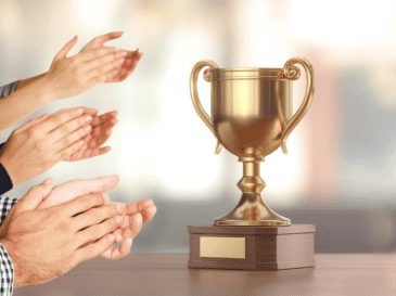 Los profesionales que dudan de sus propias capacidades buscan constantemente la validación externa para silenciar sus inseguridades. ESPECIAL / CANVA