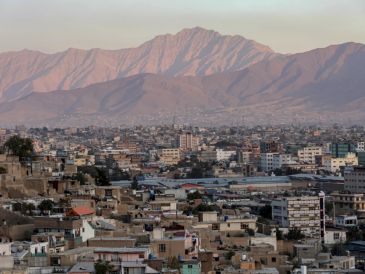 El horizonte de la ciudad queda enmarcado por las cimas de las montañas en Kabul, Afganistán. EFE/S. Popal