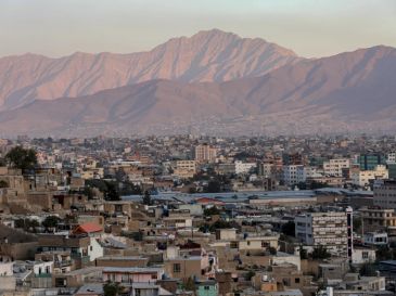 El horizonte de la ciudad queda enmarcado por las cimas de las montañas en Kabul, Afganistán. EFE/S. Popal