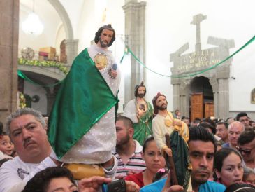 Con el paso de los años, San Judas Tadeo se convirtió en un referente de consuelo para quienes atraviesan momentos de incertidumbre. NTX / ARCHIVO