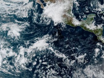La tormenta tropical "Vance" bajó de intensidad, pero sus efectos continúan. EFE/NOAA-NHC