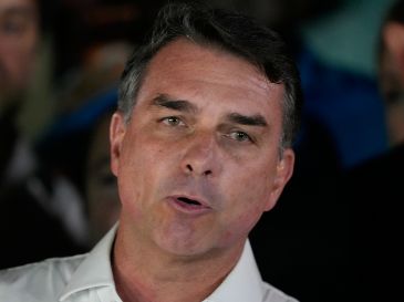 Una vez que aterrizó en Miami, Flávio Bolsonaro denunció un "fraude" en las elecciones y aseguró que se convirtió en una víctima. AP/E. Peres