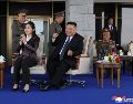 Fotografía cedida por la agencia KCNA que muestra al líder de Corea del Norte, Kim Jong-un (c), observando junto a su hija una exhibición de armas este jueves, en Pyonyang. EFE/KCNA