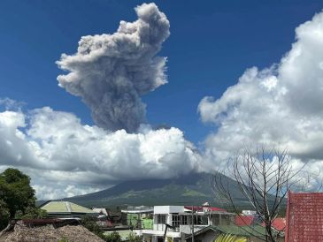 El nivel de alerta del volcán Mayón se elevó de nivel 2 a nivel 3 tras una erupción explosiva moderada, según el Instituto Filipino de Vulcanología y Sismología. EFE/CRUZ ROJA FILIPINA
