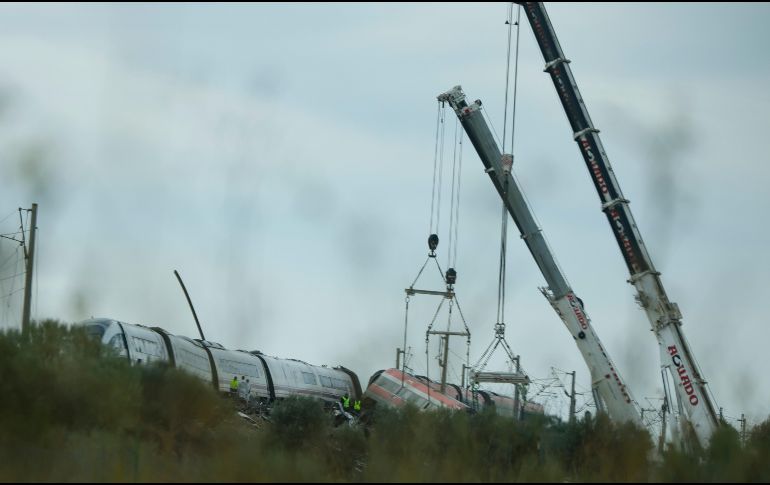 Miembros de los servicios de rescate y maquinaria pesada continúan este viernes los trabajos de rescate de los dos trenes accidentados en Urda (Toledo). EFE/I. Herrero