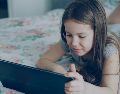 Entre quienes están a favor de "mantenerse comunicadas con sus hijas e hijos", se encuentran familias que han comenzado a revisar opciones como el uso de relojes inteligentes. UNSPLASH / V. Gariev